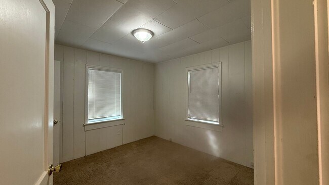 Building Photo - Annual 2 Bedroom + Den / 2 Bath Home – Sar...