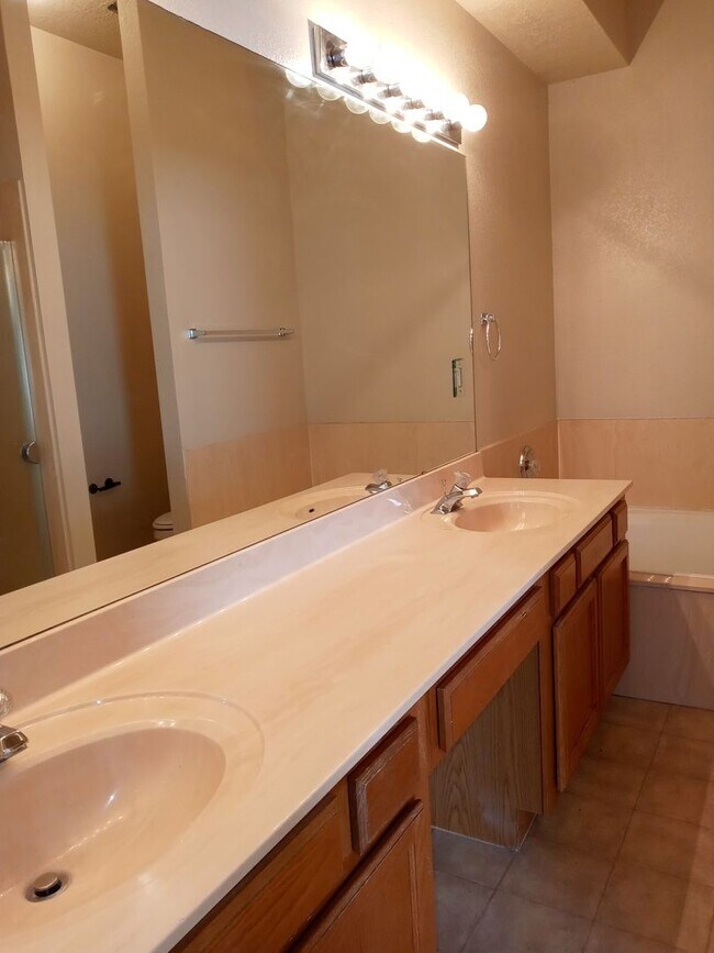 Building Photo - Affordable Ventana Cutie!!