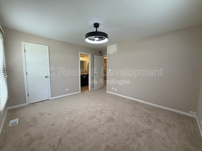 Building Photo - 1686 Grosvenor Cir