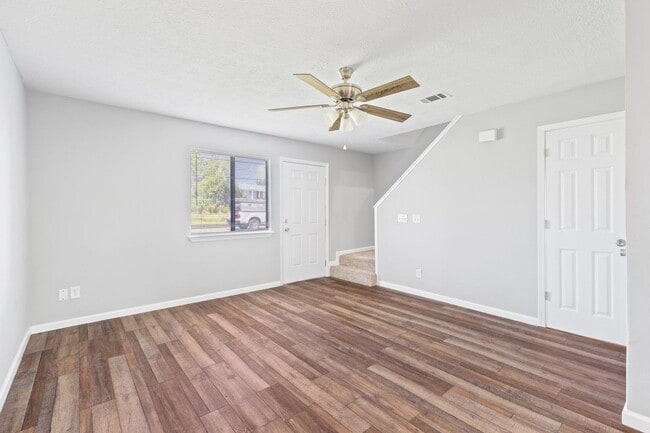 Building Photo - 2 Bedroom 1.5 Bathroom