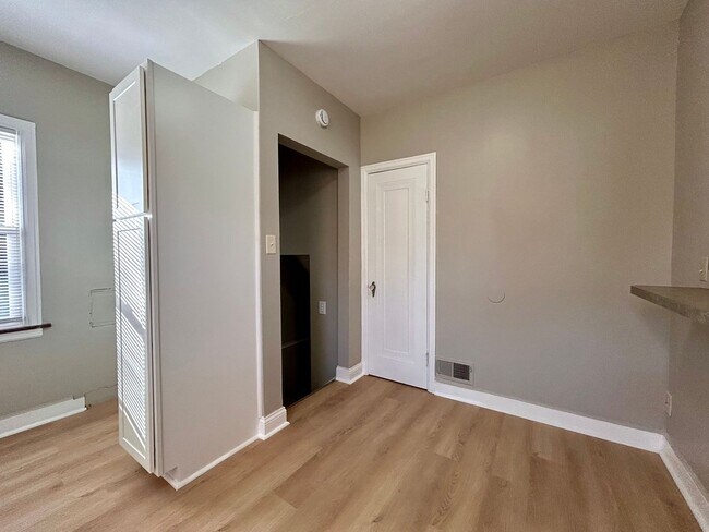 Building Photo - 297 W Larch Ave