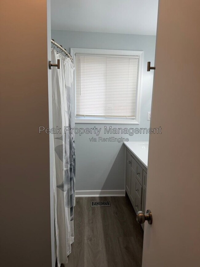 Building Photo - 2119 Woodmont Dr