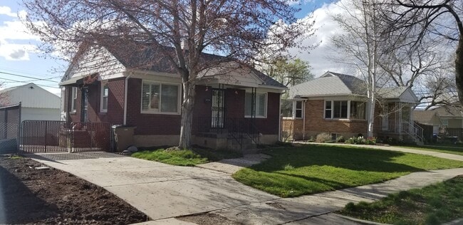 Building Photo - Brick Bungalow for Rent!