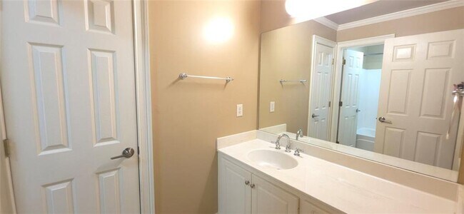 Building Photo - 606 Lakeshore Ct