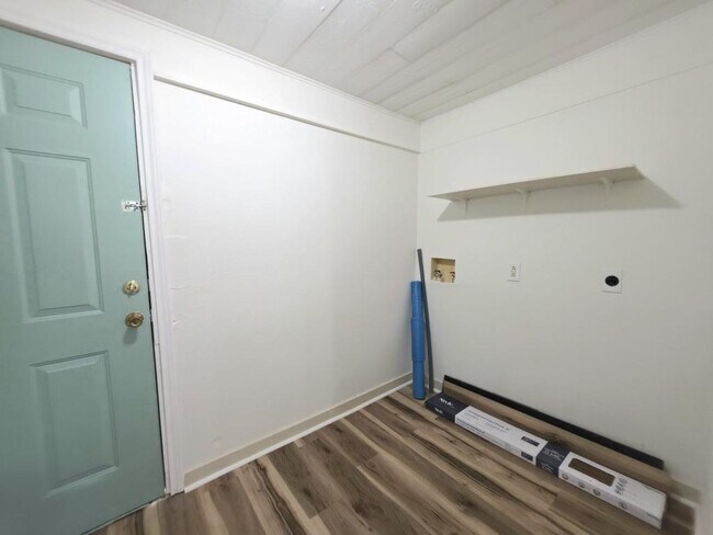 Building Photo - 101 E Osr