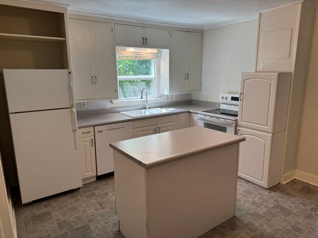 Building Photo - Charming 3-bedroom, 2-bath home in Eugene's Friendly Street Neighborhood!