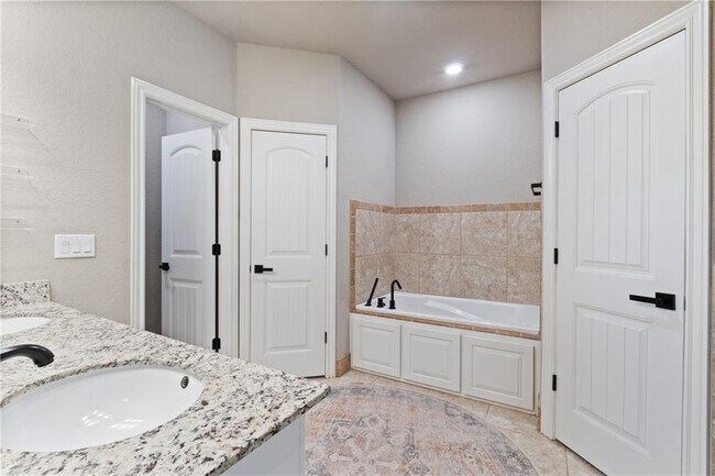 Building Photo - 5702 S 60th Pl