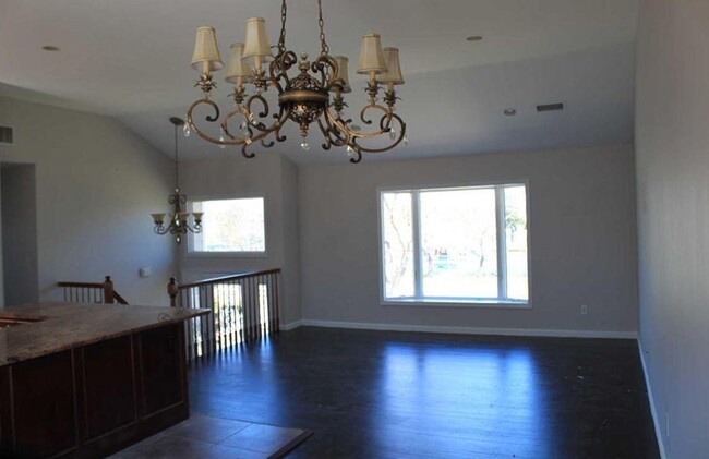 Building Photo - 3 Pinetree Ct