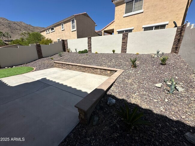 Building Photo - 320 W Mountain Sage Dr