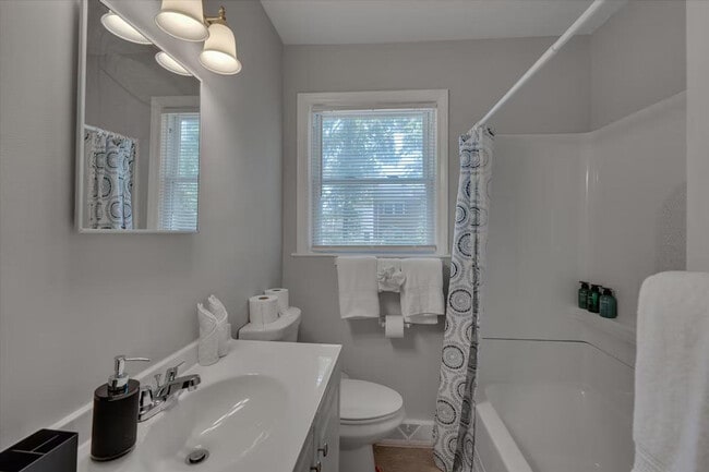 Building Photo - 804 Urban Ave