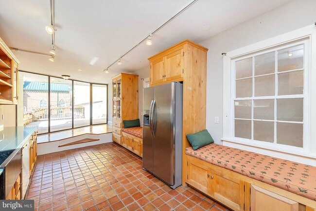 Building Photo - 7 N Loudoun St