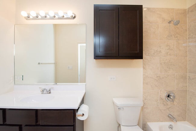 Building Photo - 3013 N Clybourn Ave