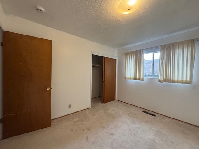 Building Photo - Well located, 4/2, Redwood views