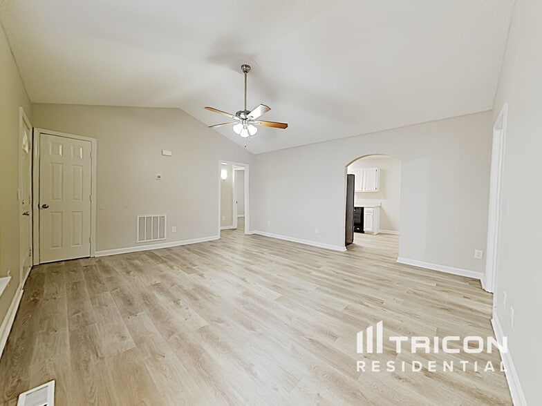 Building Photo - 615 Flicker St