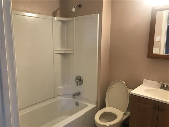 Building Photo - 840 Garfield St