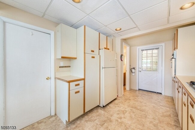 Building Photo - 21 E Shore Rd