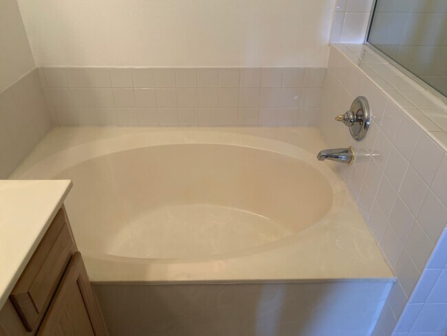 Building Photo - Lovely furnished Green Valley condo in Res...