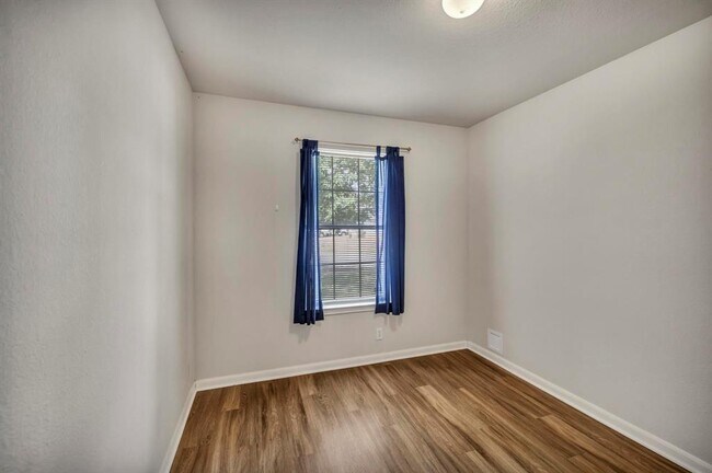 Building Photo - 216 Meadowside Dr