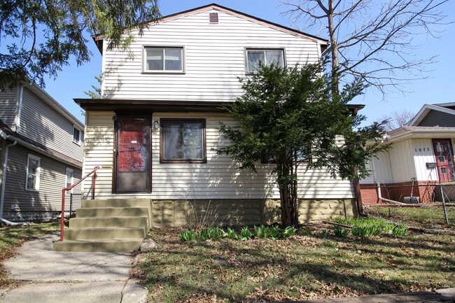 Building Photo - 1969 Hyacinth Ave E