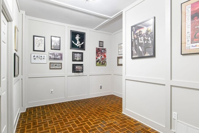 Building Photo - Rent Special! See Description! Spacious Ho...