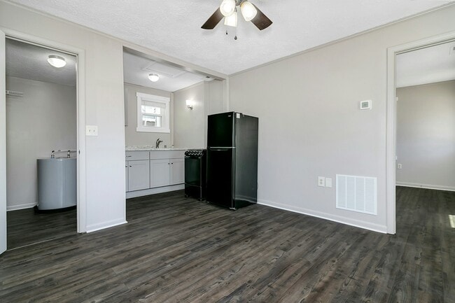 Building Photo - 8 Cobble Dr