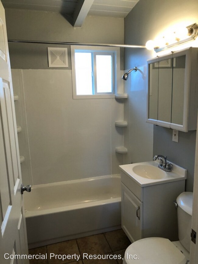 Building Photo - 825 Waverly Dr SE