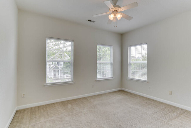 Building Photo - 528 Normandy St