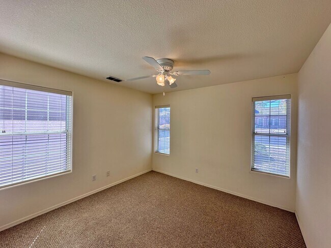 Building Photo - Beautiful 3 Bed / 2 Bath Home Backing to Cerbat Cliffs Golf Course!