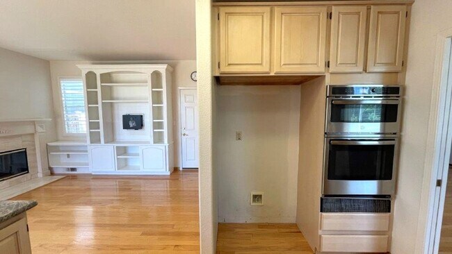 Building Photo - Martinez Beautiful 4 bedroom 3 bath home! ...