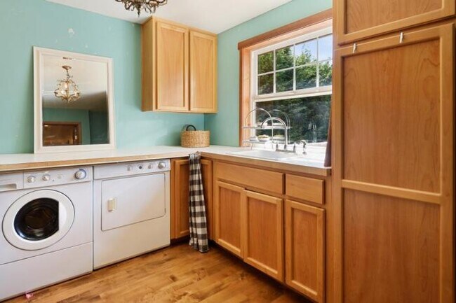 Building Photo - 4 bedroom in Tukwilla WA 98188