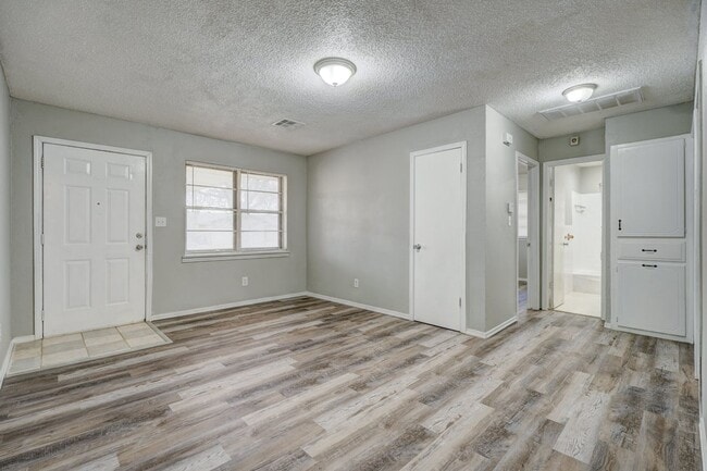 Building Photo - 3 bed 1 bath home in Mustang,OK