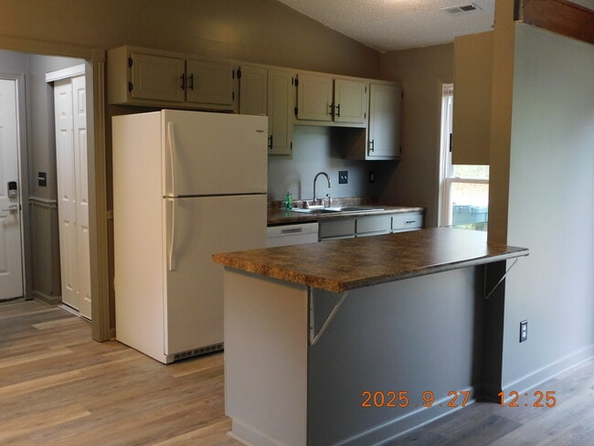 Kitchen and nook - 8 Druid Pl