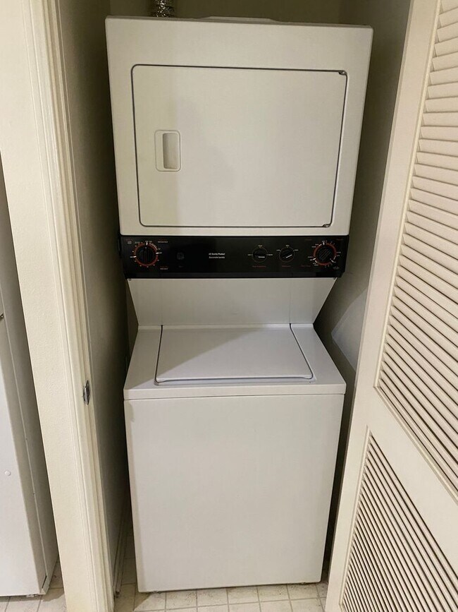 Building Photo - Advent - Low Deposit W/ Laundry & Parking