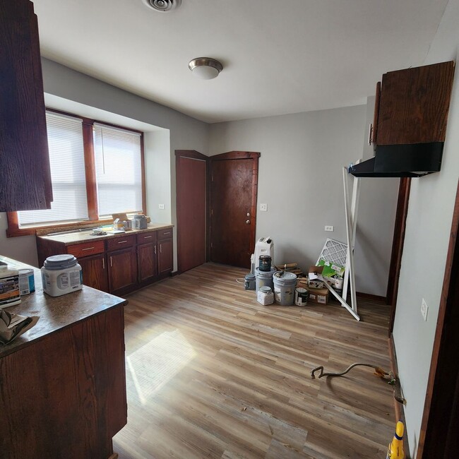 Building Photo - Section 8 Welcome Spacious 3 Bedroom, 2 Fu...