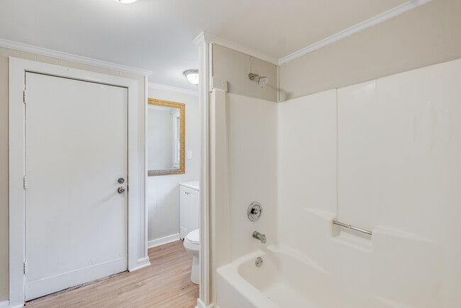 Building Photo - Bright 2 Bedroom Apartment Unit A