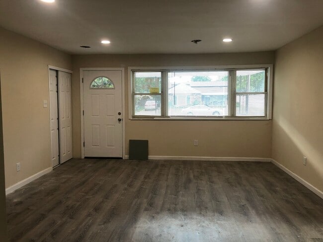 Building Photo - Recently Renovated 3 Bedroom Home! Very Spacious Living Area!! Master Bedroom with 1/2 Bath! Lots...