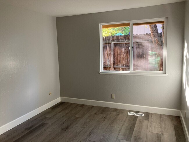 Building Photo - Cute 3 Bedroom Townhome close to UNR
