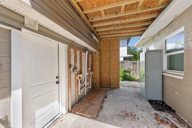 Building Photo - 213 Caplin St