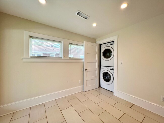 Building Photo - Charming 2 Bedroom Home - All utilities in...
