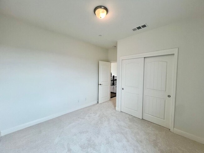 Building Photo - Beautiful 4 Bedroom Home in Clovis!