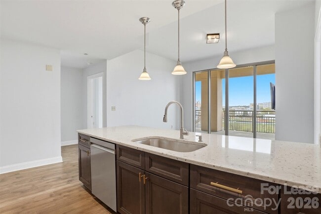 Building Photo - 701 Royal Ct