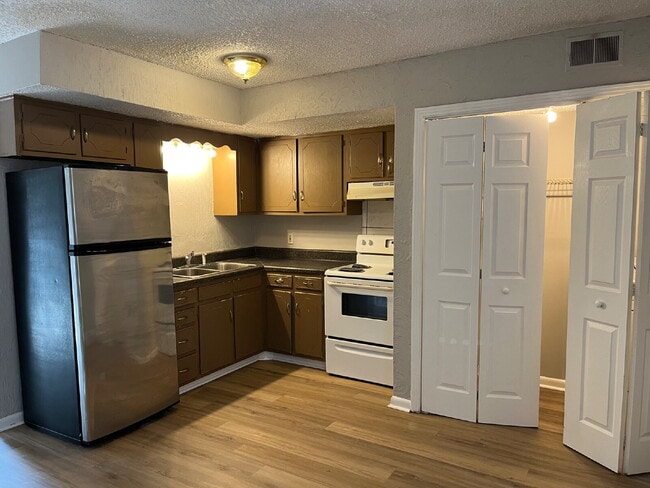 Building Photo - 2 Bedrooms 1 1/2 Baths Townhouse Minutes To Downtown Nashville, Tn ONE MONTH OF FREE RENT!