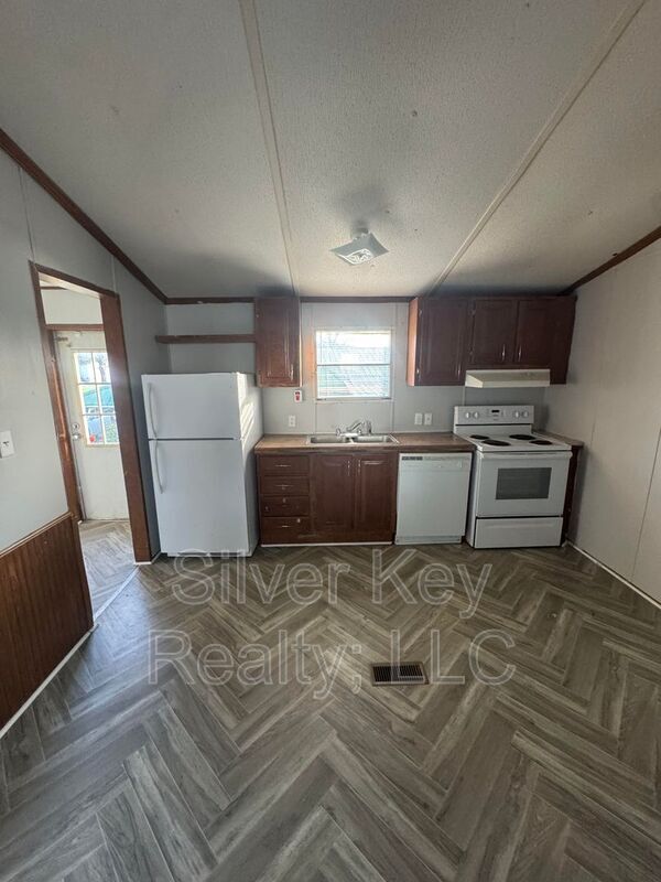 Building Photo - 901 Eastanallee Ave