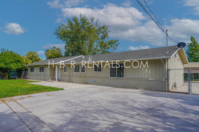 Building Photo - 6404 E Woodward Ave