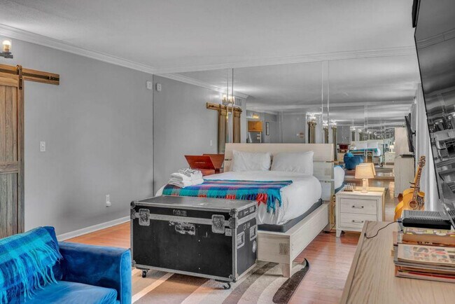 Building Photo - 11 Music Square E