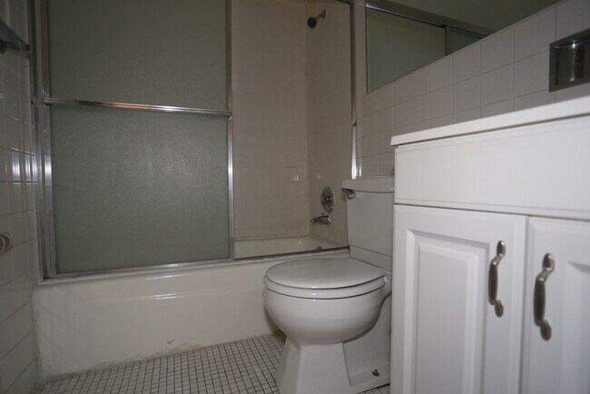 Building Photo - 513 W Briar Pl