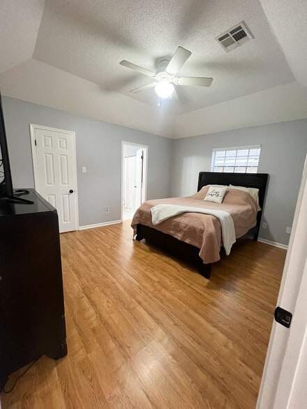 Building Photo - 200 Turtle Creek Dr