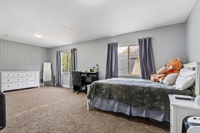 Building Photo - 4 Bedroom/ 4 Bathroom Home In Draper