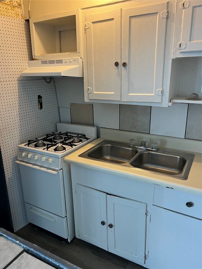 Building Photo - 1905 Binz St