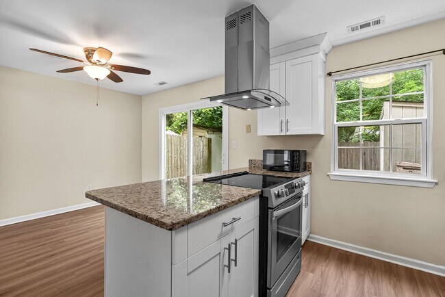 Building Photo - Charming 3-Bedroom Townhome in Virginia Beach.
